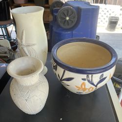 New Plant Pod. Diameter 11 Inches 1/2,Hight 8 inches 1/2. Plus 2 Vases 