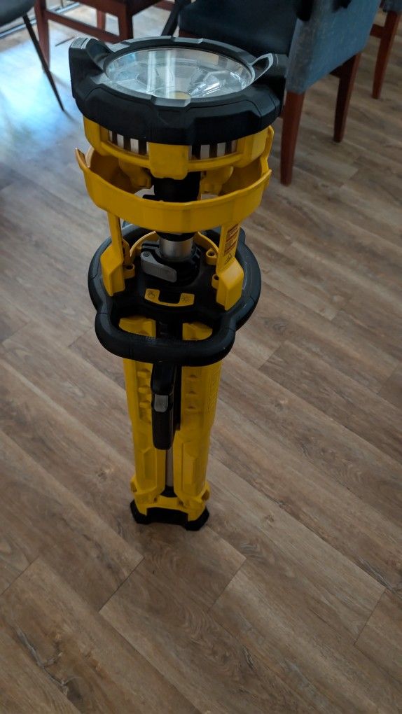 DeWalt Tripod led And Bluetooth Speaker