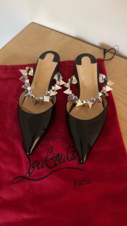 Beautiful Christian Louis Vuitton women’s shoes a flat size 5