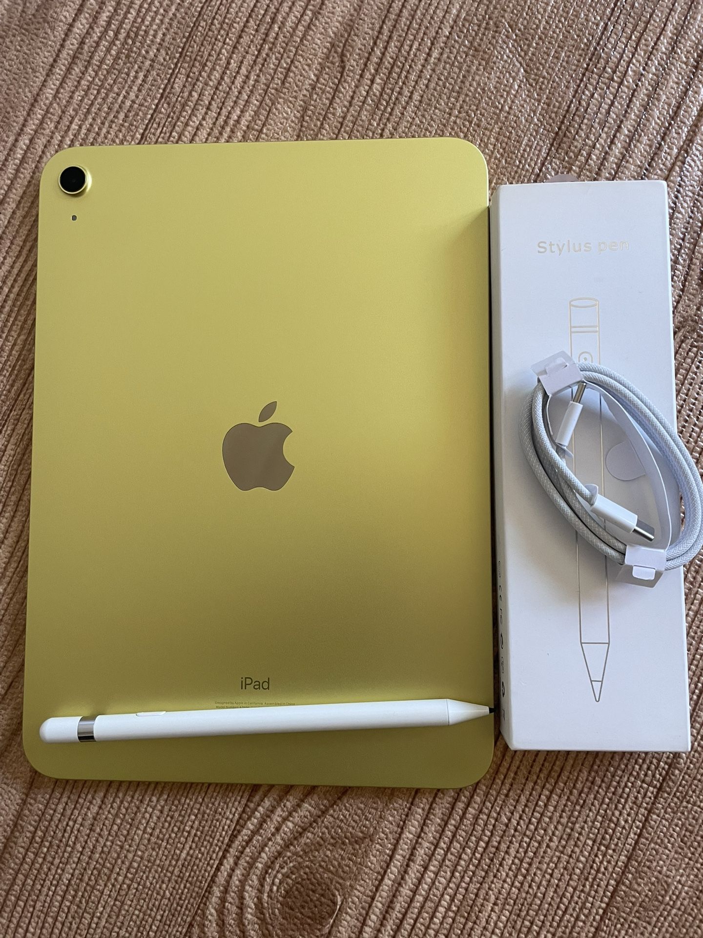 Apple iPad 10th Generation 256GB With Keyboard case and Pencil
