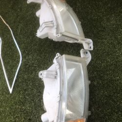 Toyota left and right head lights