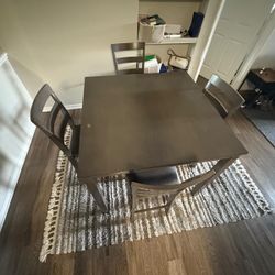 Table W 4 High Chairs 