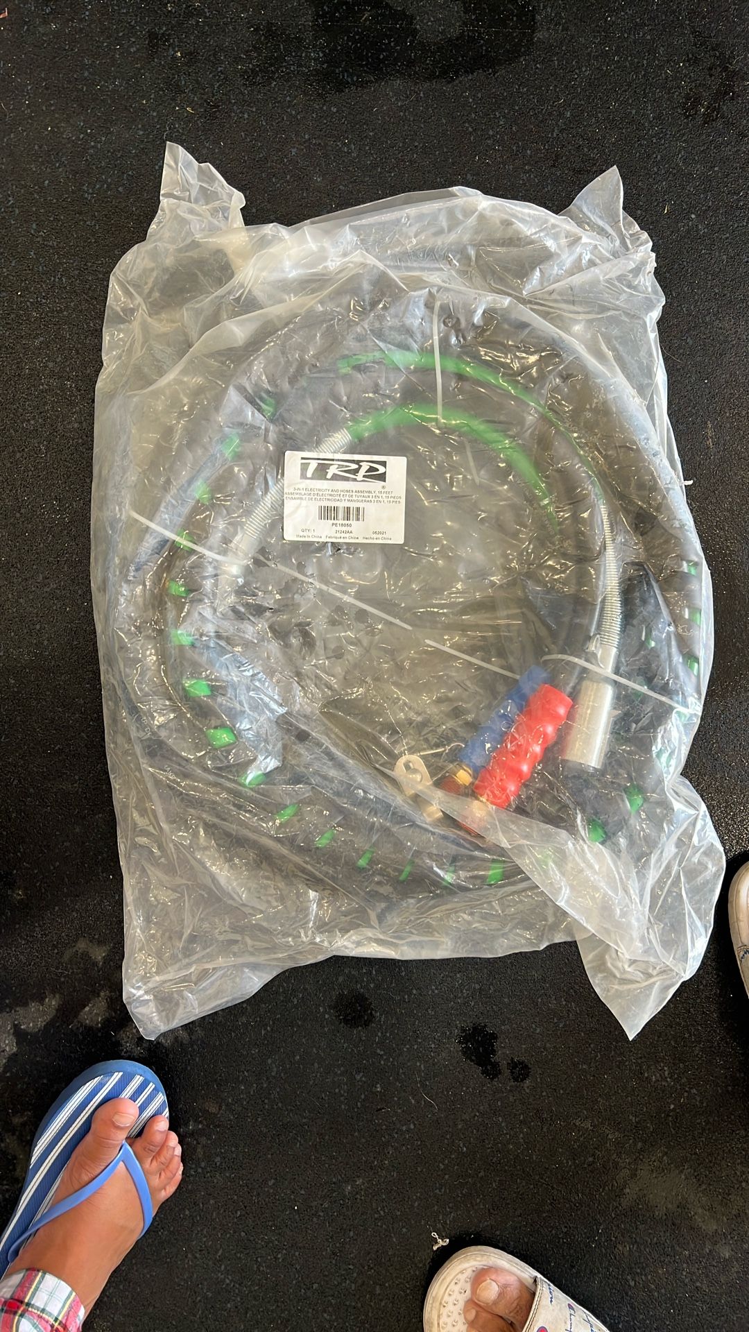 3-in-1 electricity and hoses assembly