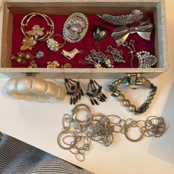 Jewelry Box Full 21 Pcs Vintage Jewelry 