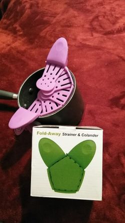 Kitchen Gadget's foldable snap fit strainer