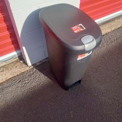 Hefty Lockable Step-On 12 Gallon Trash Can