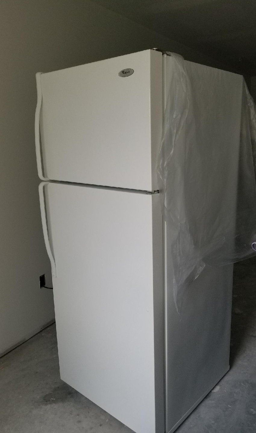 Whirlpool refrigerator, dishwasher & stove set