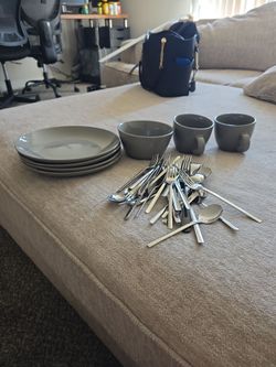 Plates / silverware