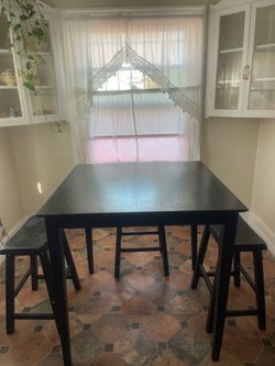 Table w/ 4 stools