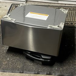 LG washer/ dryer pedestal very good condition 