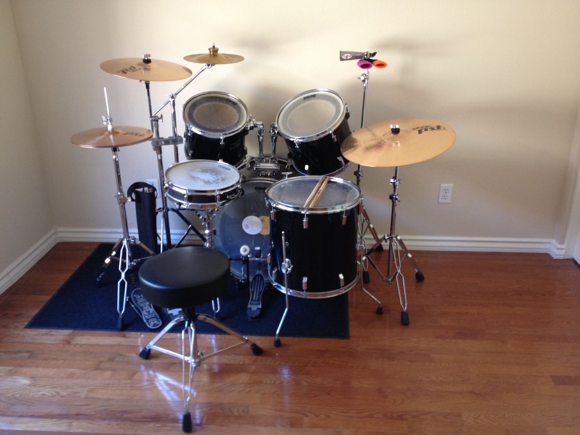 Pearl Export Series gloss black drum set