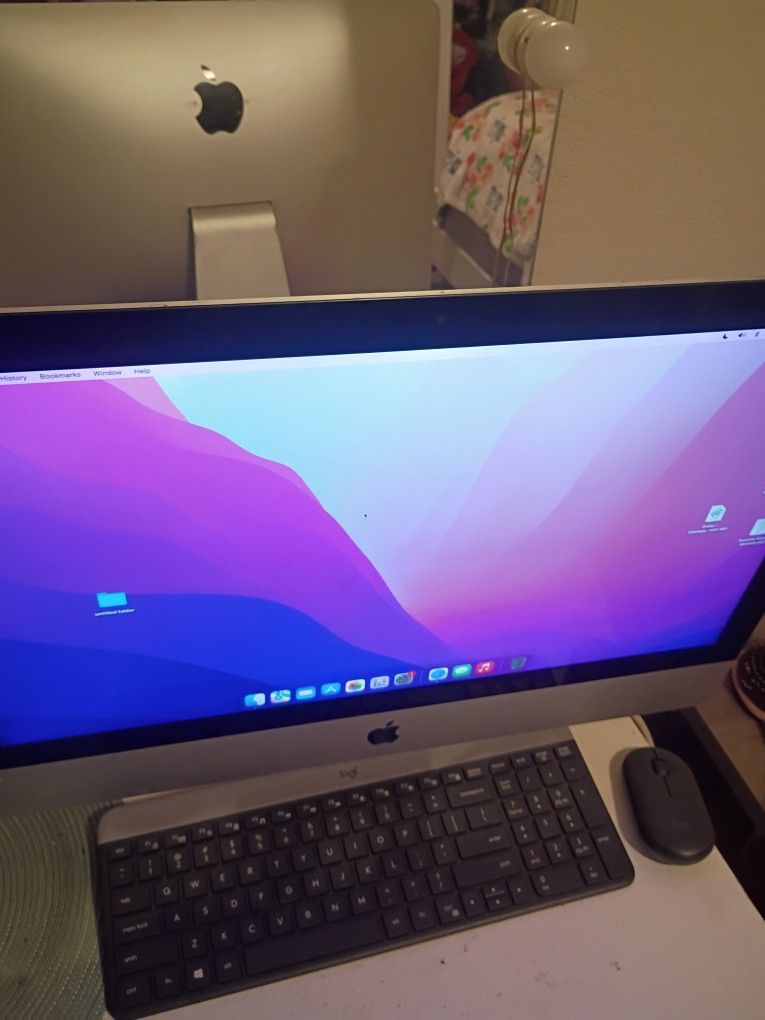 Mac desktop Computer With Keyboard And Mouse