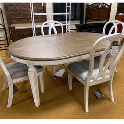Realyn Chipped White Oval Dining Room Set (Dining table and Chairs