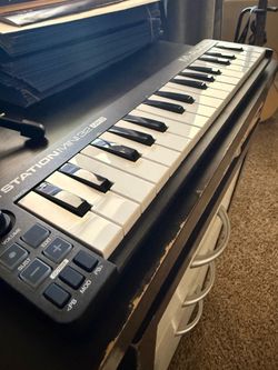 Studio Mic, MIDI ministation32, Audio Box ione