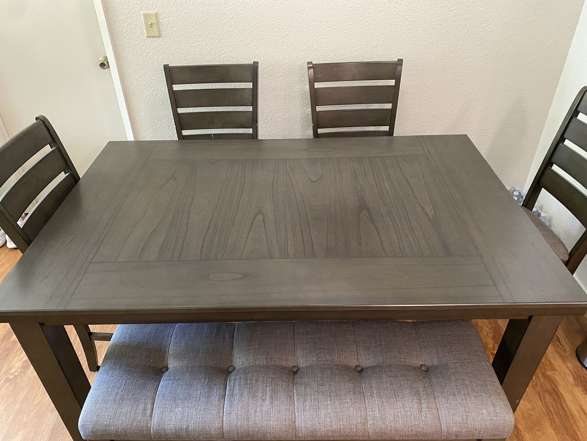 Table & Chairs