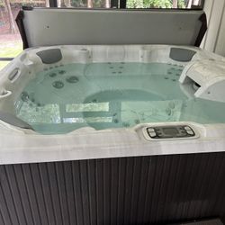 Hot Springs 7 Person Pulse Hot Tub 
