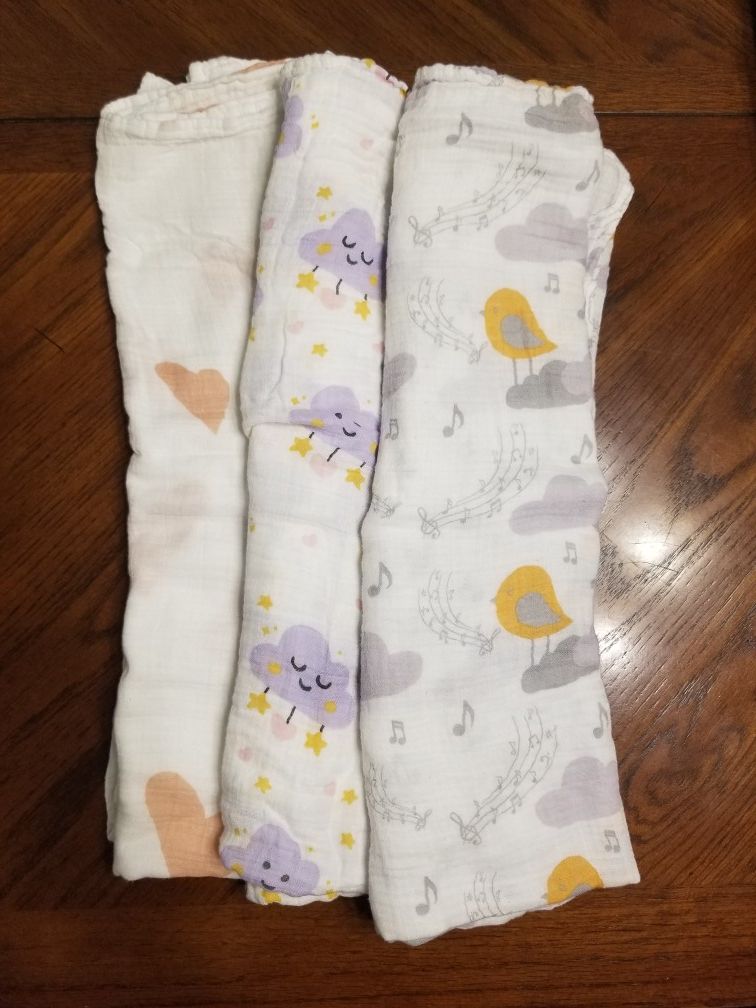 3 Muslin swaddle blankets