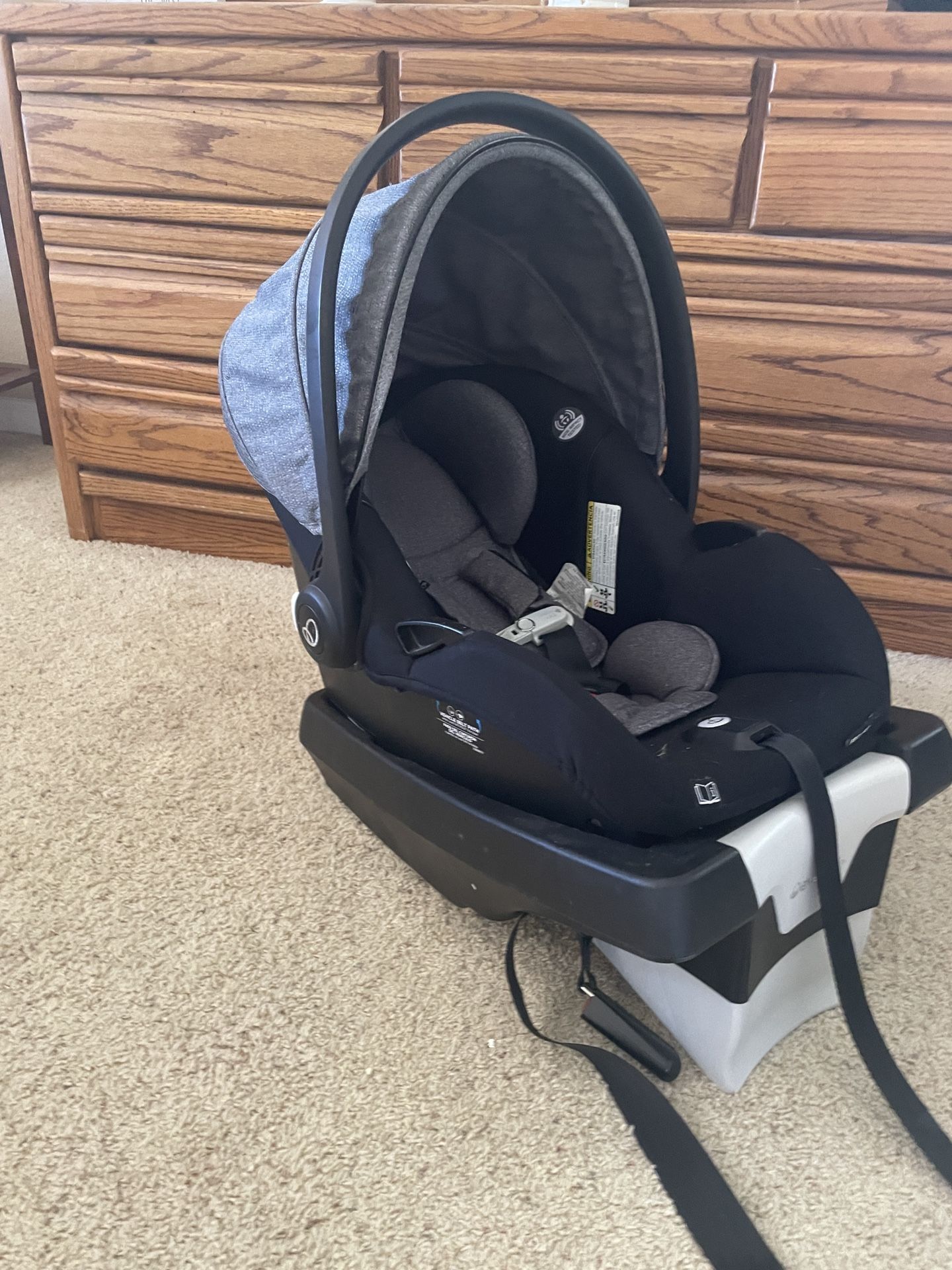 Evenflo Secure Max Infant Car seat W/car Base Great Condition
