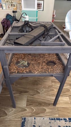 Reptile enclosure