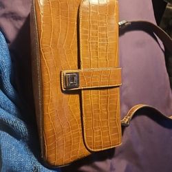 Vinyl Aligator Skin Beige Purse/Handbag