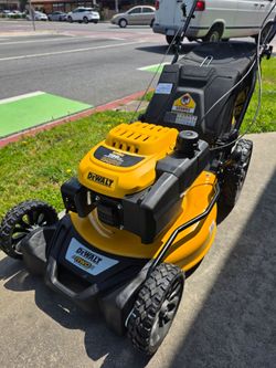 DEWALT GAS 21-IN 196CC SELF PROPELLED LANW MOWER NEW