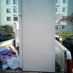 Full Size Refrigerator.. Works Great! 