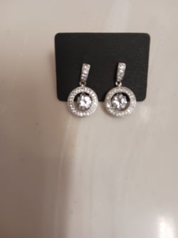 Aretes con diamantes.