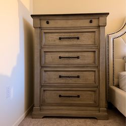 Jerome’s Weston Grey 4 Drawer Chest - MINT - Flip-Top Jewelry Mirror