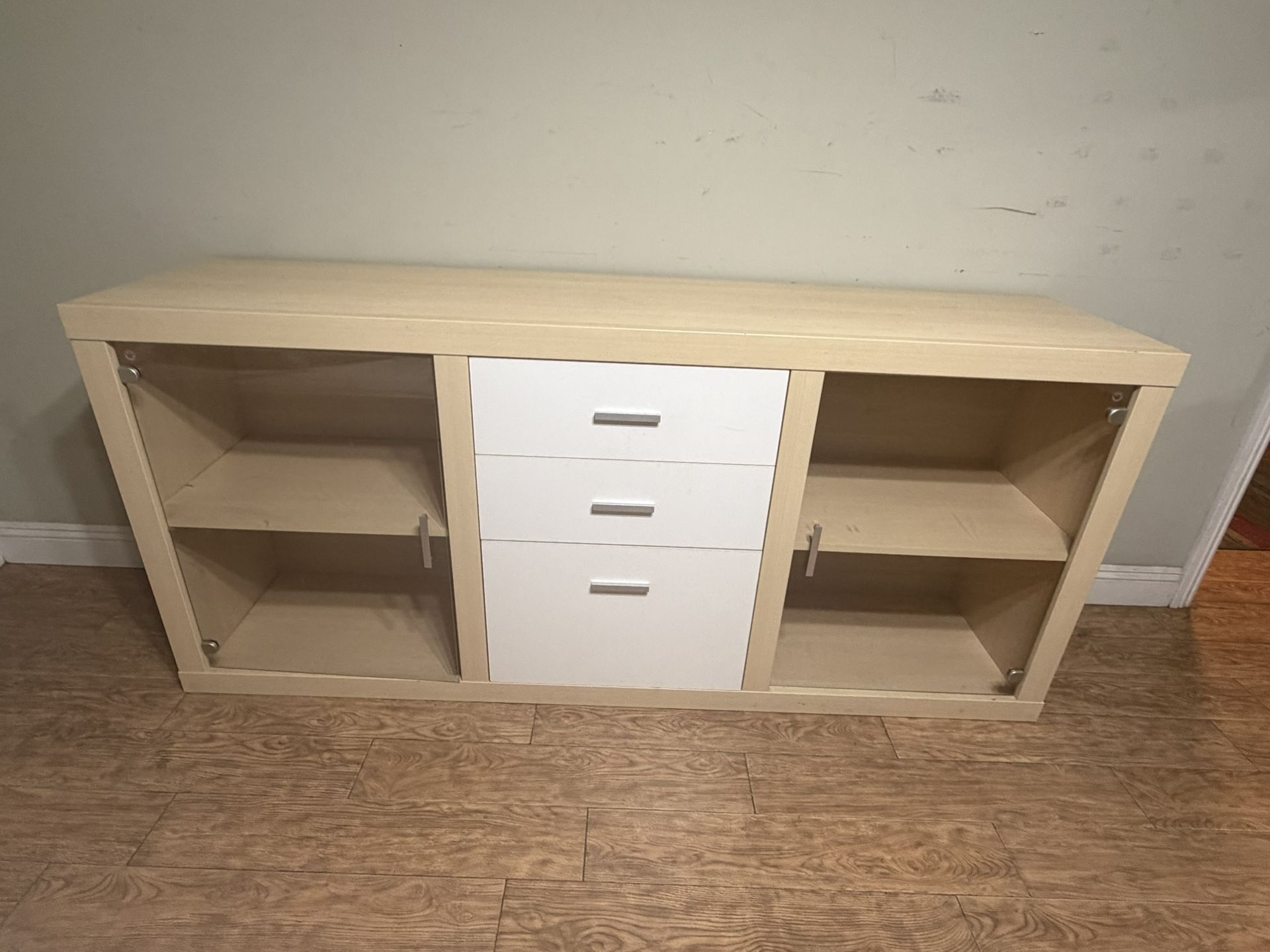 🌟 Beautiful Solid German Wooden Dresser / TV Stand / Sideboard $250  Firm 