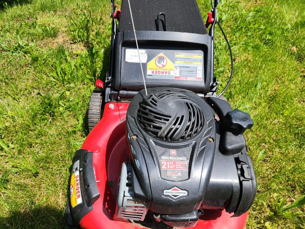 Yard Machines 21-in Walk Behind Push Lawn Mower with 140cc Briggs & Stratton Gas Powered Engine