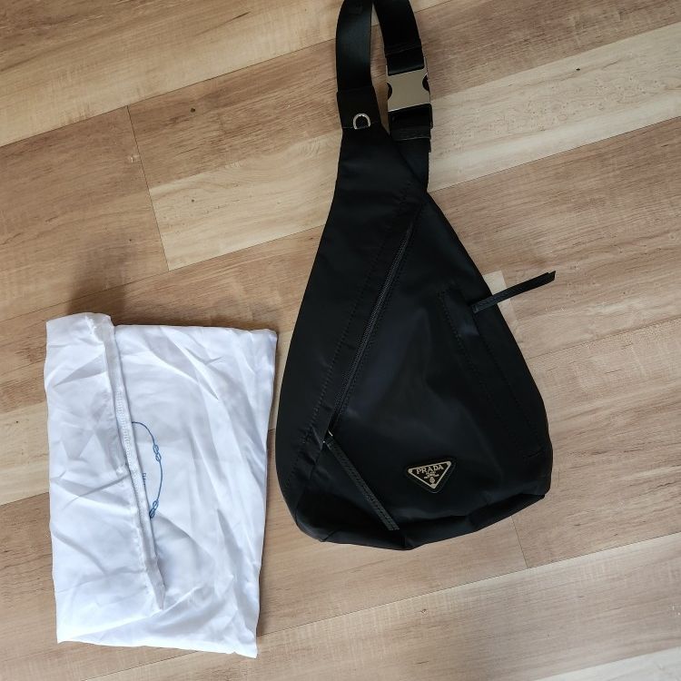 Prada leather shoulder bag for Sale in Los Angeles, CA - OfferUp