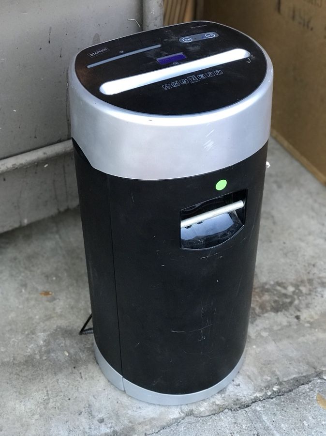 12 Sheet Staples Paper Shredder