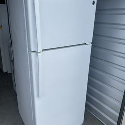 GE Top Freezer Refrigerator – Cold & Clean (Missing Drawers)