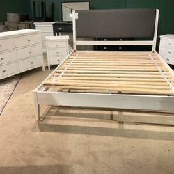 New Queen Size Platform Bedroom Set White Color