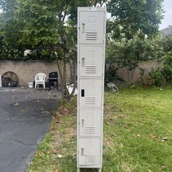 One Tier Metal lockers 
