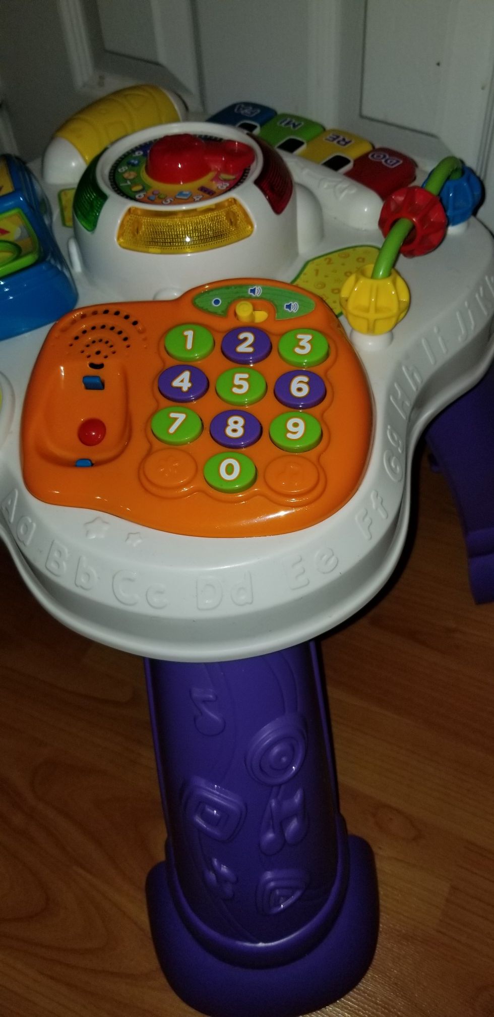 VTech Sit to Stand Learn and Discover Table
