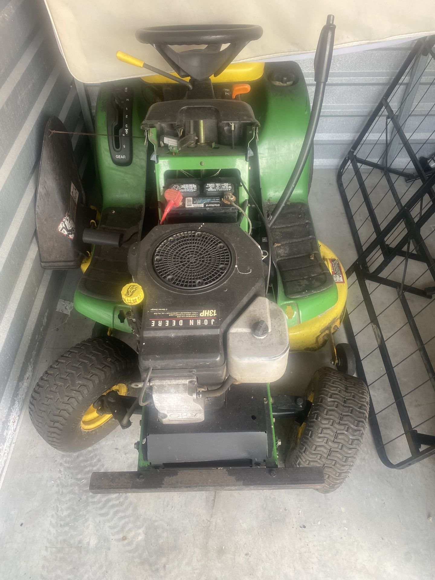 John Deer Tractor LT 133