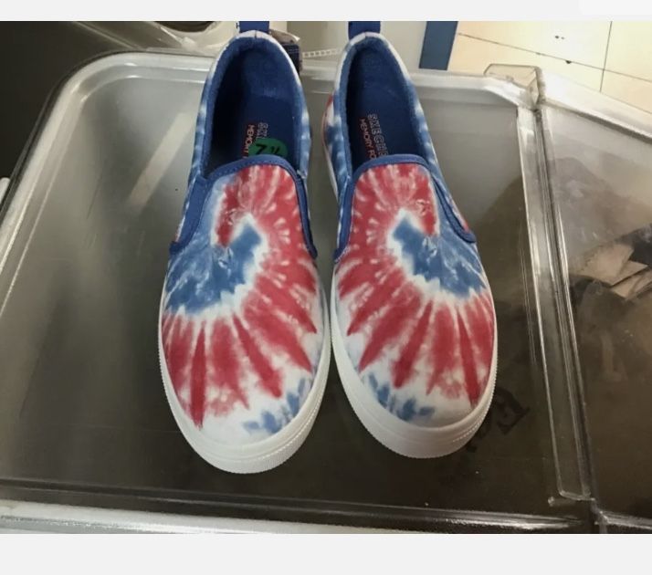 Woman’s Skechers Street Los Angeles Shoes With Memory Foam Size 7.5 New With Tags