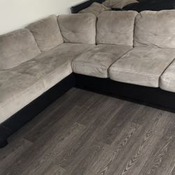 Like-new sofa, clean, smoke-free and pet-free, no bad odors, very comfortable.