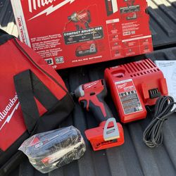 Milwaukee M18 18-Volt Lithium-Ion Compact Brushless Cordless 1/4 in. Impact Driver Kit with One 2.0 Ah Battery, Charger & Tool Bag  