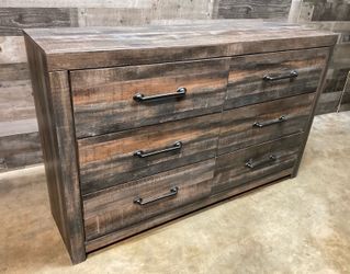 Fabulous Modern 6-Drawer Dresser with Mirror in Newer Condition