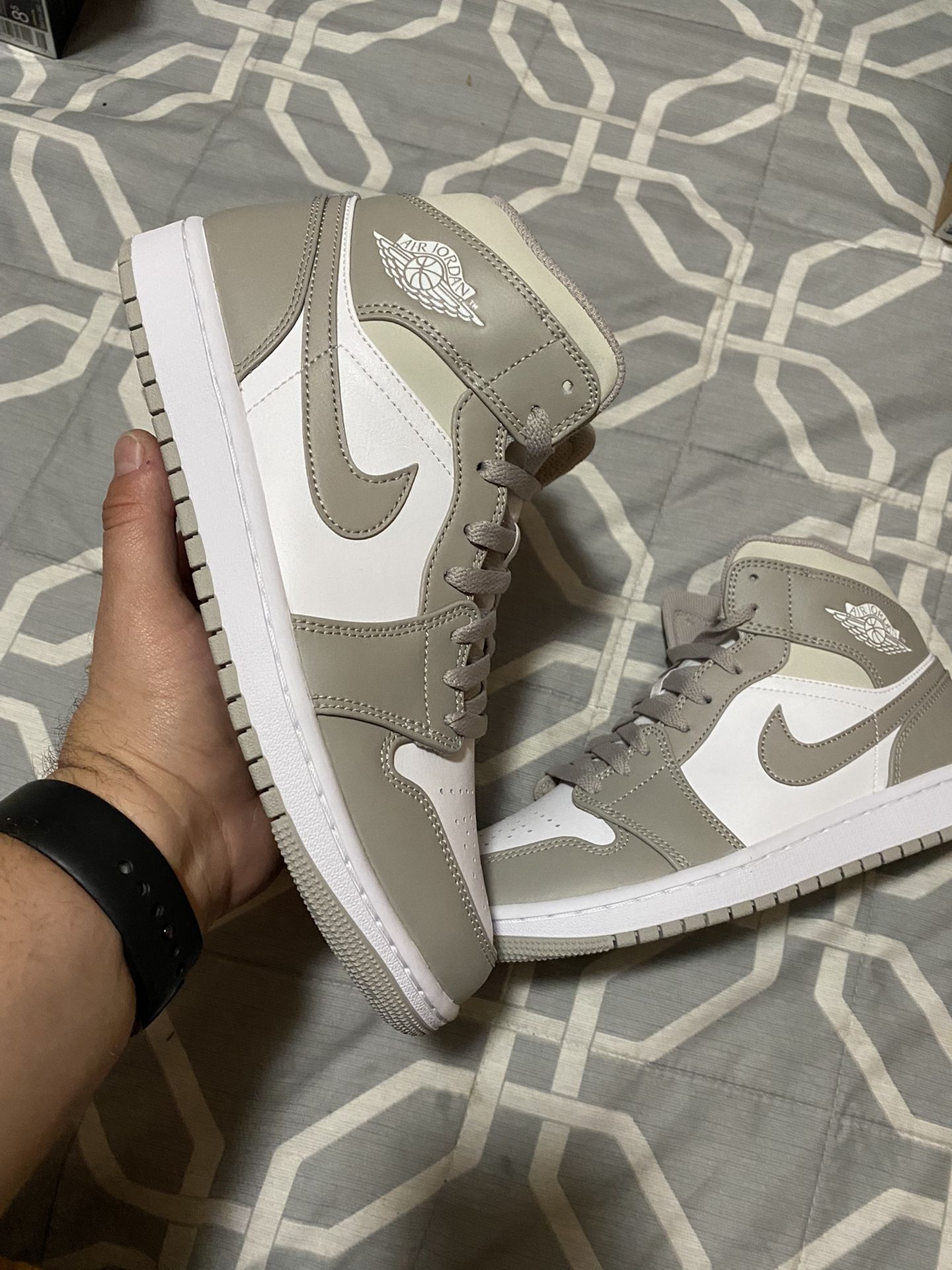 Jordan 1 Mid “Bone white”