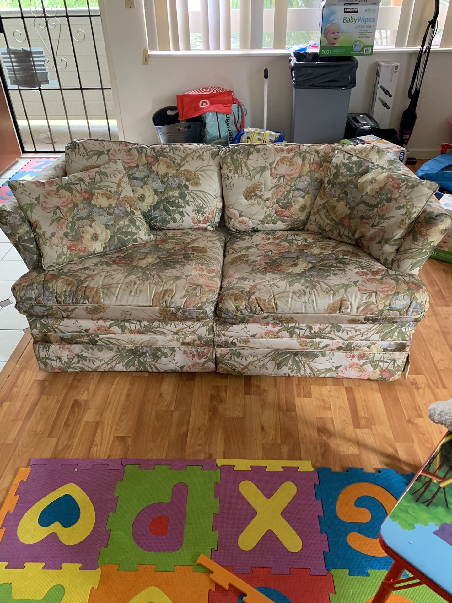 sofa/couch (floral)