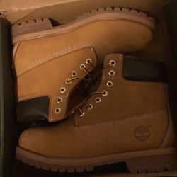 Men’s timbs size 8 $120 HMU ✅😎