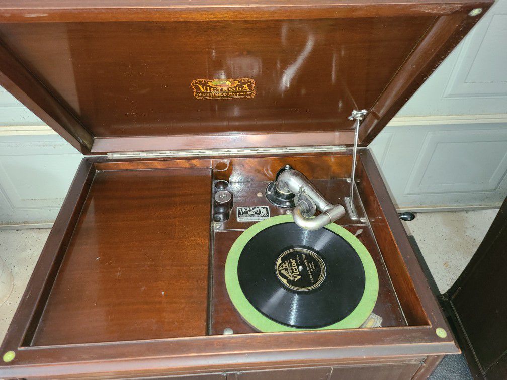 Antique 1922 Victor-Victrola Record Player