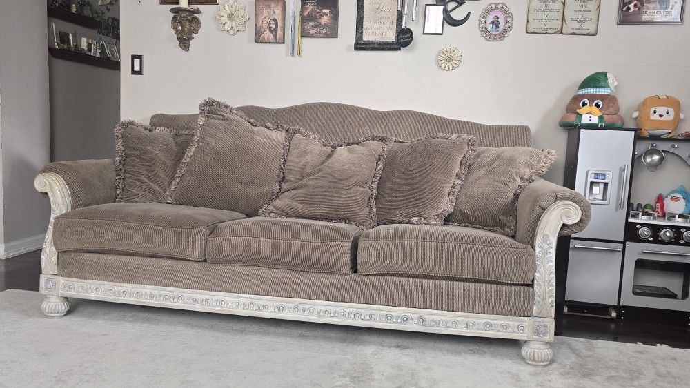 Brown Safas / Couches 