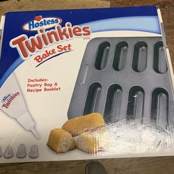 Hostess Twinkies Bake Set with Pastry Bag and Recipe Booklet Set includes an aluminum baking mold in the shape of a Twinkie, with a capacity for 8 pas
