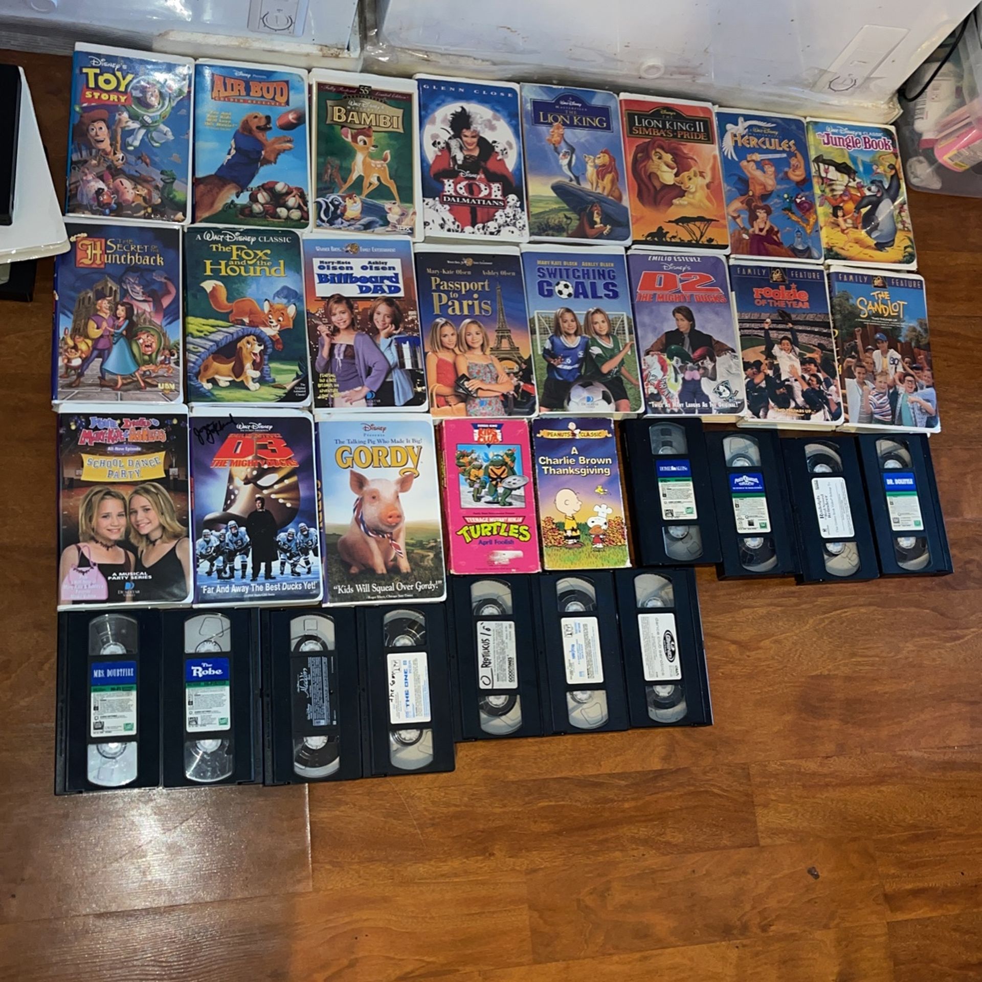 CLASSIC VHS TAPES. DISNEY MOVIES, MS DOUBTFIRE , NINJA TURTLES , CHARLIE BROWN, HOME ALONE, AND MORE!!!! Negotiable!!!