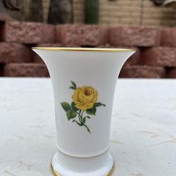 AK Kaiser "Charlottenburg" Porcelain Vase Yellow Roses Gold Trim
