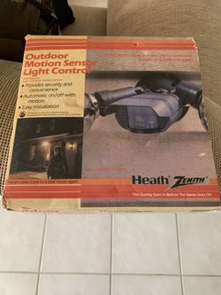 NEW OUTDOOR  SENSOR LIGHT CONTROL. HEALTH ZENITH. IN THE BOX AUTOMATIC ON/OFF WITH MOTION . EASY INSTALLATION. FOR SALE IN MIAMI BEACH